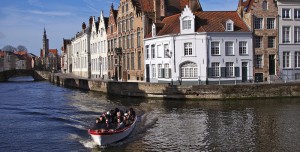 paseo en barco por los canales de brujas