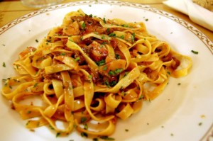 Probar la pasta casera en un restaurante de barrio en Florencia